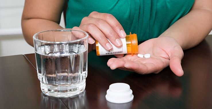 Taking pills to relieve back pain